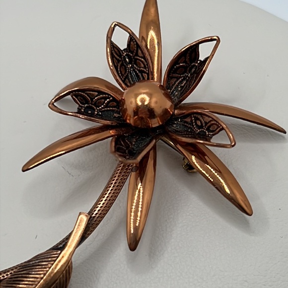Vintage Copper Flower Brooch. - Picture 3 of 12